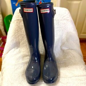 Hunter tall boot size 6 like new without a box gray in color
